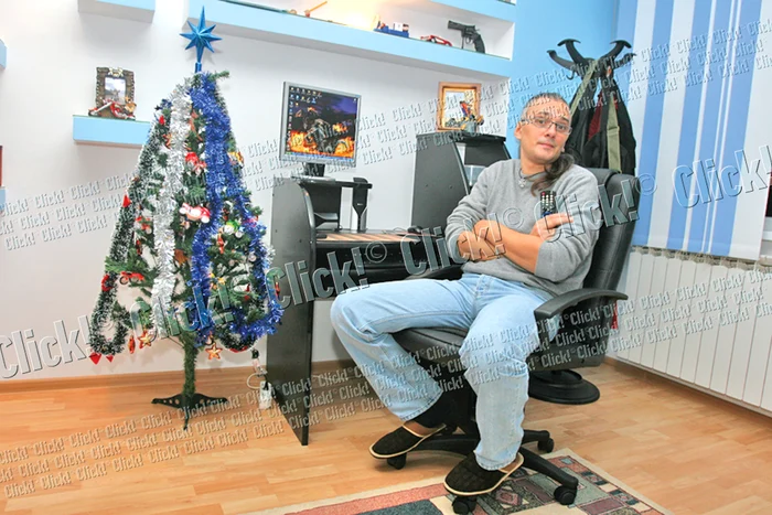 Acasă stă mult la  calculator, discutând  despre motociclete pe Net