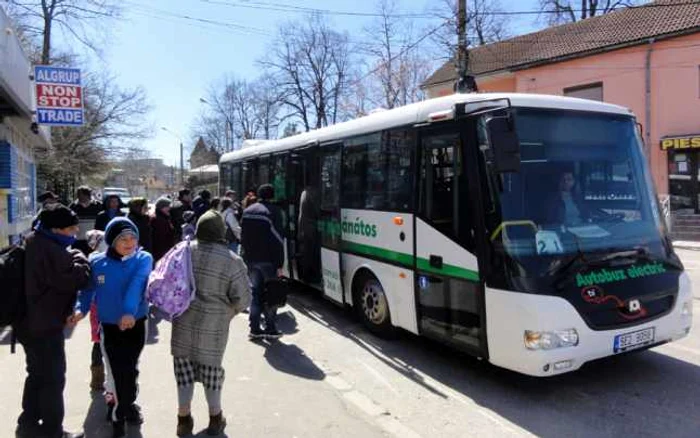 Slătinenii ce vor folosi autobuzul electric pe perioada de probă vor circula gratis   (FOTO: Mugurel Manea)