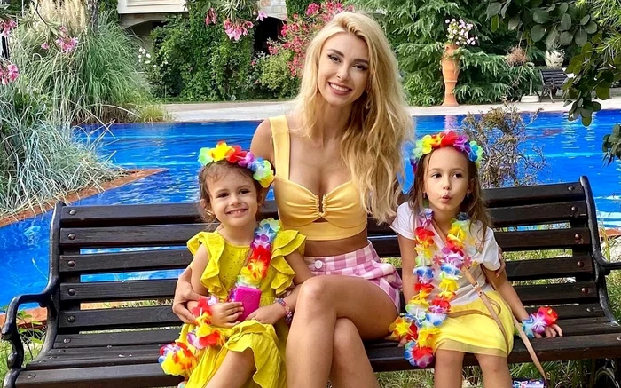 Andreea Bălan alături de fetițele sale / foto: Social media