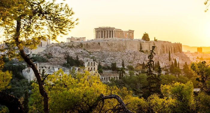 Câțiva elevi de liceu au găsit 97.000 de euro pe stradă, în Atena / foto: Pixabay