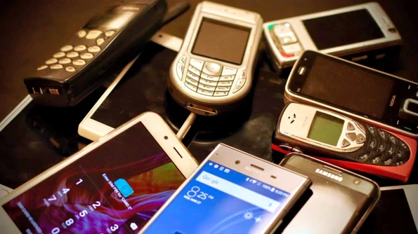 Istoria telefoanelor mobile De la Motorola DynaTAC 8000X, la cele cu ecran pliabil jpeg