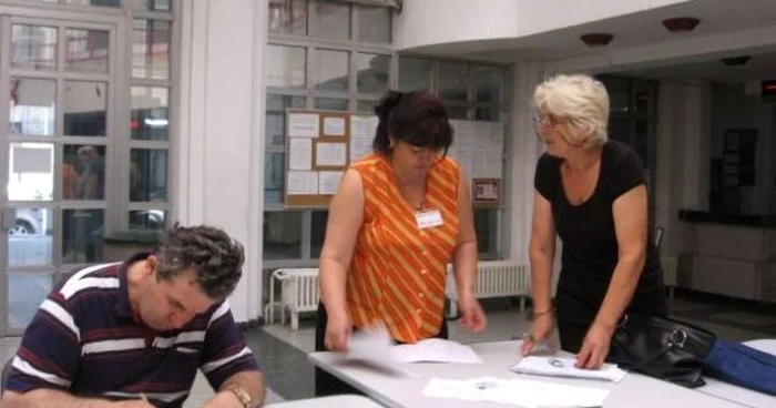 Contribuabilii sunt aşteptaţi la Fisc în fiecare zi de miercuri. Foto: arhivă