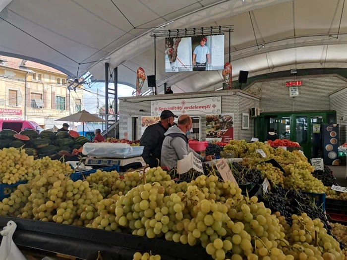 Pieţarii au fost deranjaţi de boxele montate în piaţă FOTO Ş.Both