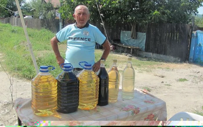 Locuitorii din Prundeni îşi vând vinul pe marginea drumului