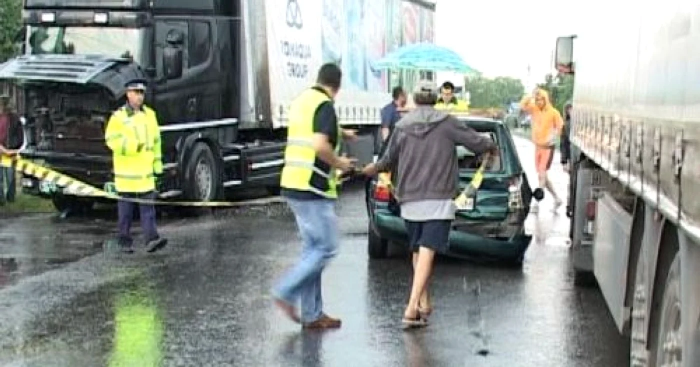Autoturismul a fost proiectat pe sensul opus de mers, unde s-a izbit de al doilea TIR