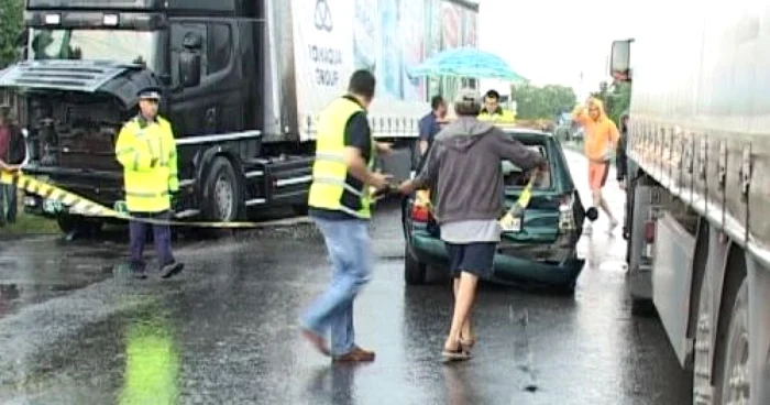 Autoturismul a fost proiectat pe sensul opus de mers, unde s-a izbit de al doilea TIR