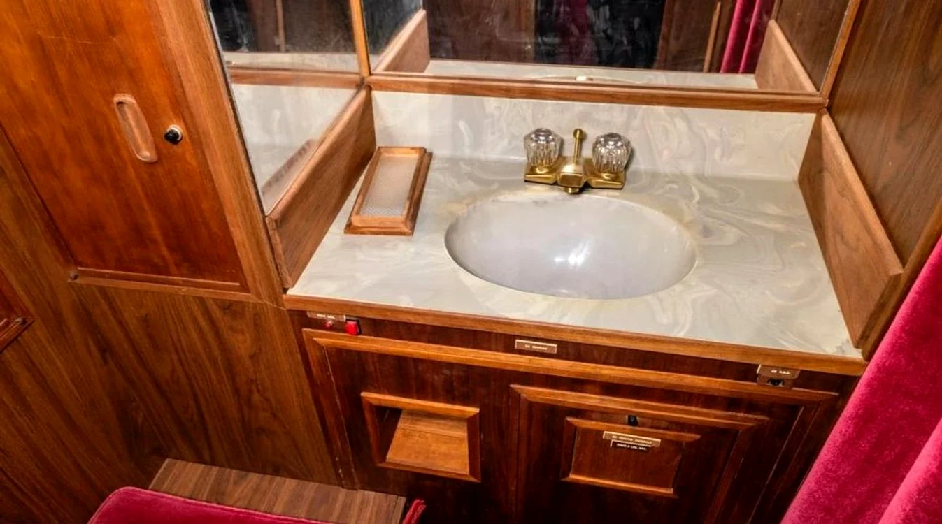 Chiuveta de marmură din baie pare neatinsă (Foto: Mecum Auctions)