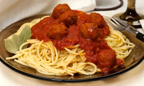spaghete cu chiftelute in sos de vin jpeg
