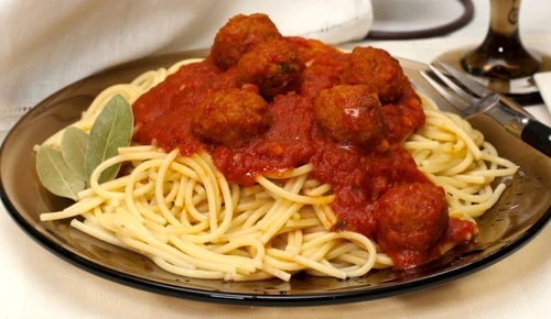 spaghete cu chiftelute in sos de vin jpeg