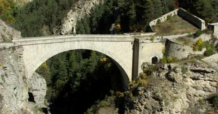 Italia: A vrut să se sinucidă pe podul de unde sărea cu coarda elastică