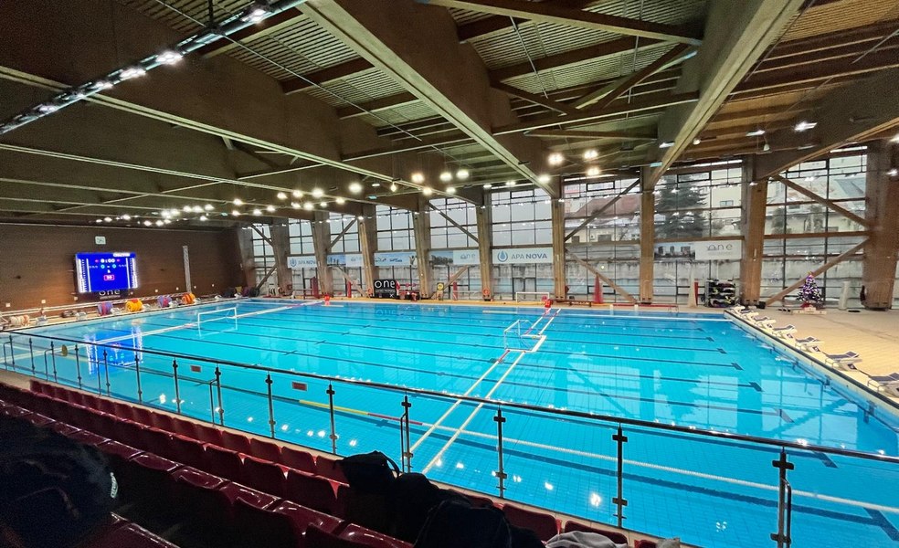Noi dezvăluiri în cazul înotătorilor de la CS Dinamo. Părinții acuză că managerul a condiționat participarea la competiții de cumpărarea unui echipament de la o anumită firmă