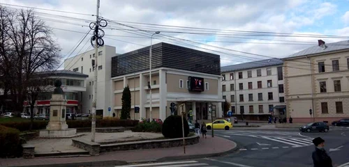 Un panou publicitar acoperă trei dintre ferestrele Centrului Cultural Bucovina. FOTO Dănuţ Zuzeac