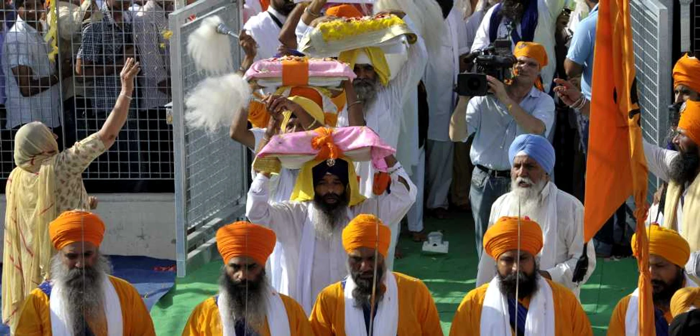Membrii comunităţii Sikh din Pessina Cremonese participă la ceremonia de inaugurare a noului templu. 