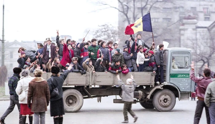 Revoluţionari îndreptându-se, poate, spre palatul familiei Ceauşescu, din Primăverii, în decembrie 1989