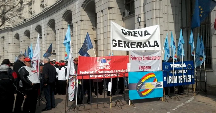 Sindicalişti din transporturile feroviare au protestat luna trecută în faţa sediului Ministerului Finanţelor, nemulţumiţi de condiţiile grele de muncă şi de salariile mici, ameninţând cu greva generală