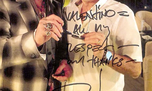 Valentin Sălăgean, patronul terasei, îşi va pune în ramă poza cu Depp şi cu autograful lui jpeg