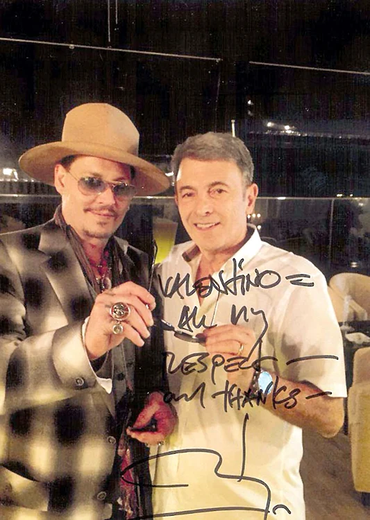 Valentin Sălăgean, patronul terasei, îşi va pune în ramă poza cu Depp şi cu autograful lui