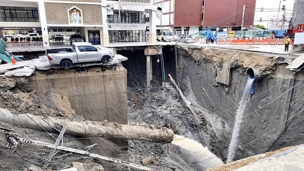 Un crater uriaș a înghițit mașini și stâlpi de electricitate în apropierea unui spital din capitala Thailandei. Momentul a fost filmat
