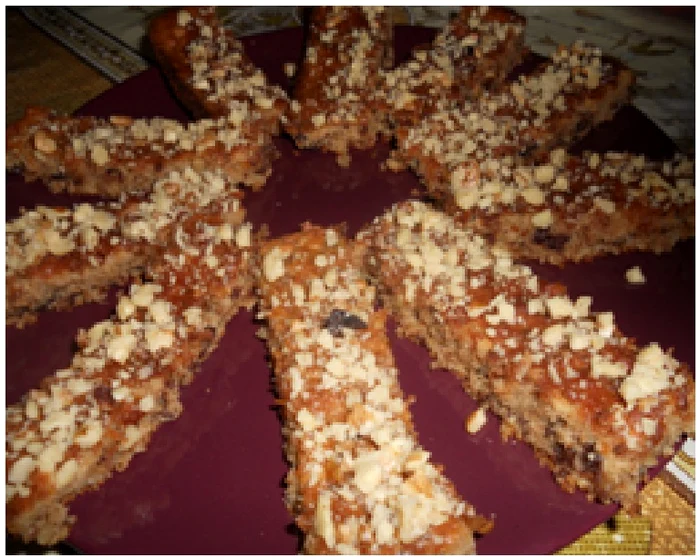 
    Batoane umplute cu nucă şi ciocolată  