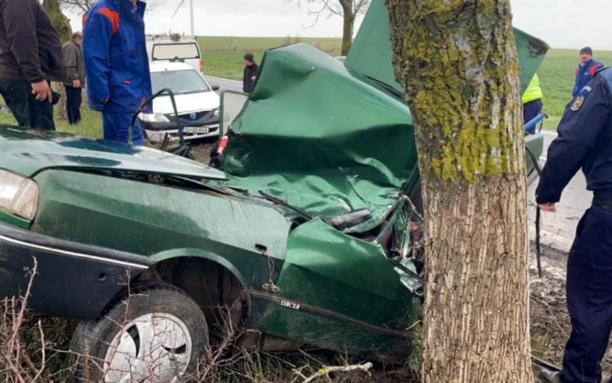 
    Șoferul autotrismului, o femeie de 52 de ani, și-a pierdut viața pe loc Sursă foto: IPJ Tulcea   