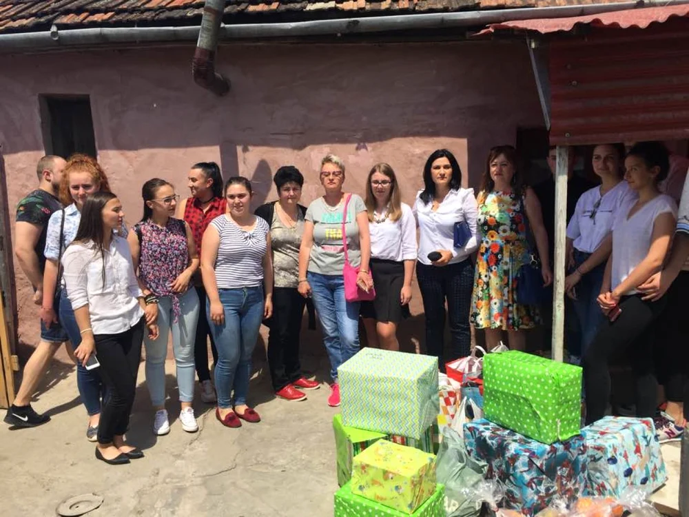 Profesoara alături cu echipa de la ultima acţiune FOTO arhivă personală