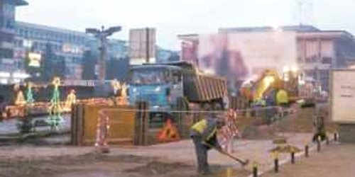 Angajaţii municipalităţii încă mai lucrau aseară pe esplanada Casei Sindicatelor, loc unde se desfăşoară astăzi festivităţile oficiale