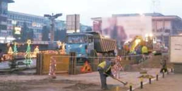 Angajaţii municipalităţii încă mai lucrau aseară pe esplanada Casei Sindicatelor, loc unde se desfăşoară astăzi festivităţile oficiale