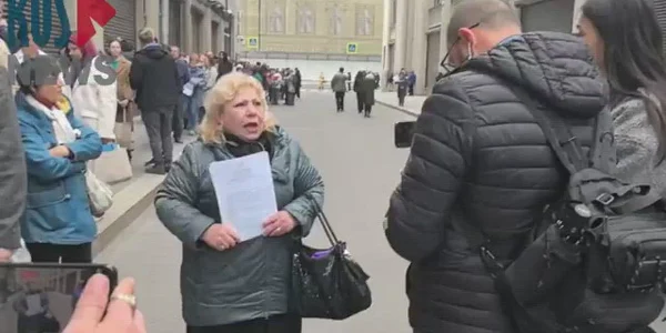 WarTranslated In Moscow nearly a thousand Russians came to Putin s reception offic RN2oPR mp4 thumbnail png
