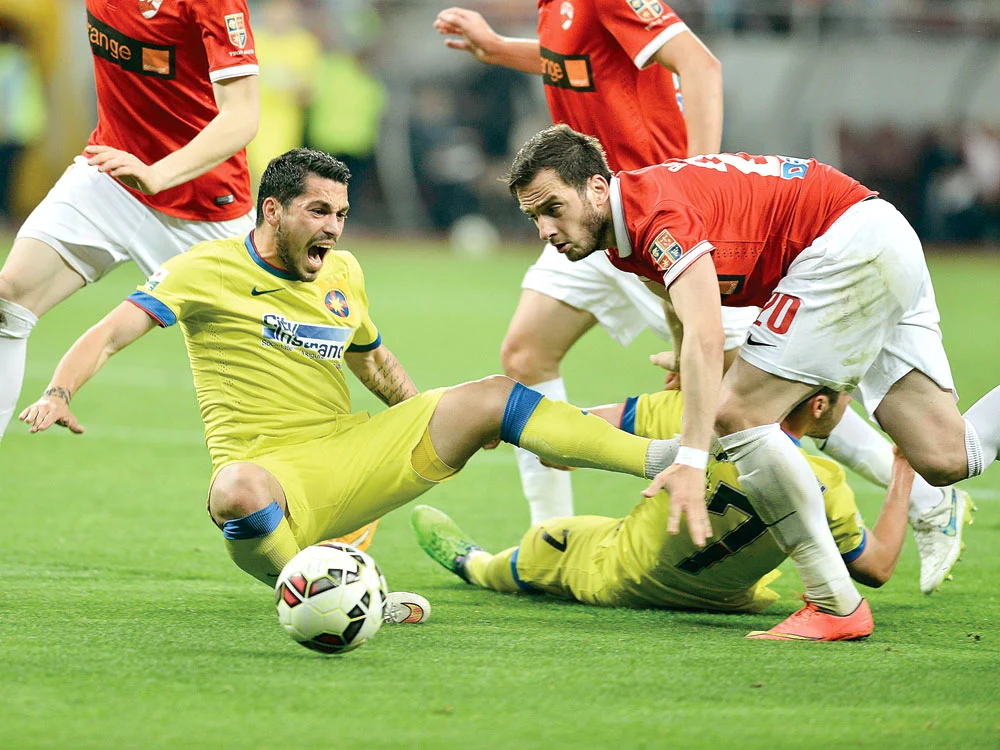 
    Aceasta este faza în care Bărboianu l-a trântit la pământ pe Stanciu, provocând penalty-ul din care Steaua a deschis scorul în derbyFoto: Sportpictures.eu   