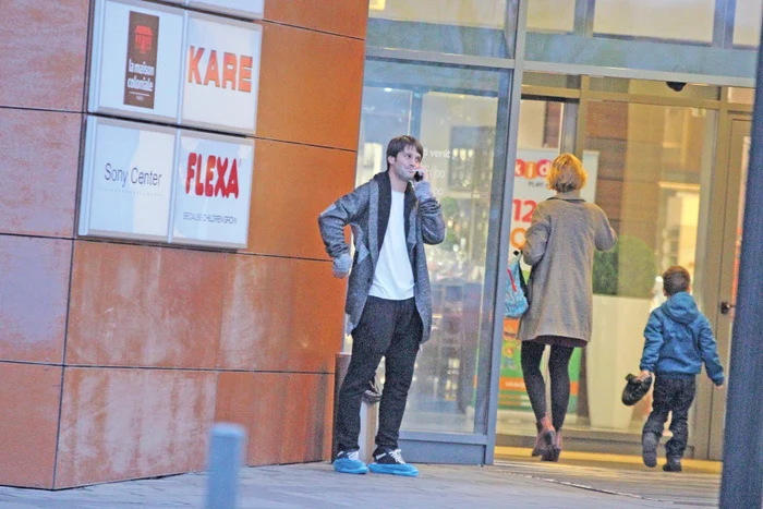 Cristi Chivu le-a lăsat la joacă pe fete şi a ieşit din mall pentru a vorbi la telefonFoto: CAPS