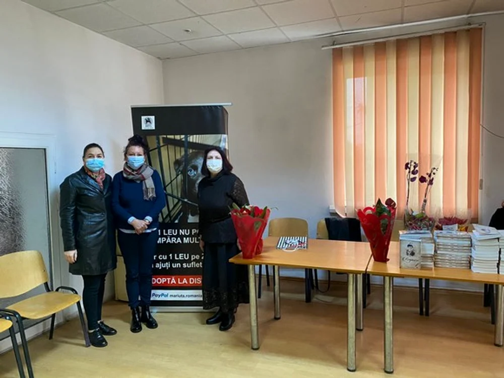 
    Cartea de poezii a profesoarei de matematică a fost lansată azi, într-o localitate din Dolj. Toți banii obținuți din vânzări au fost donați unei asociații pentru protecția animalelorFotografii: Măriuca Duță  