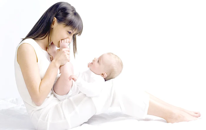 Fascinaţi de copil, părinţii uită de ei (fotografii: Shutterstock)