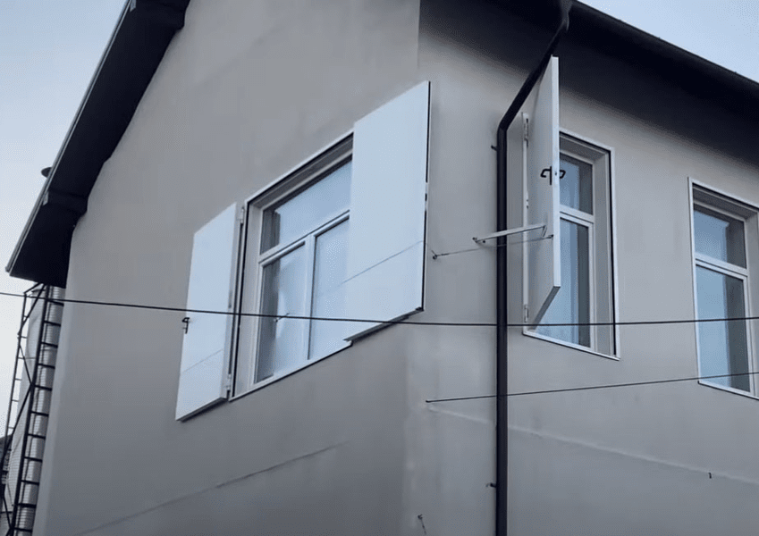 O școală modernizată din județul Suceava are montate uși la ferestre, pe post de oblon. Acestea au clanțe pe interior și exterior VIDEO