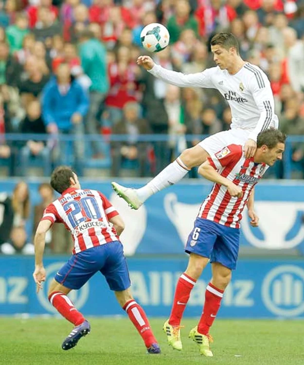 
    Cristiano Ronaldo şi  coechipierii săi de la  Real vor juca cu trofeul  pe masă contra  concitadinilor de la Atletico  