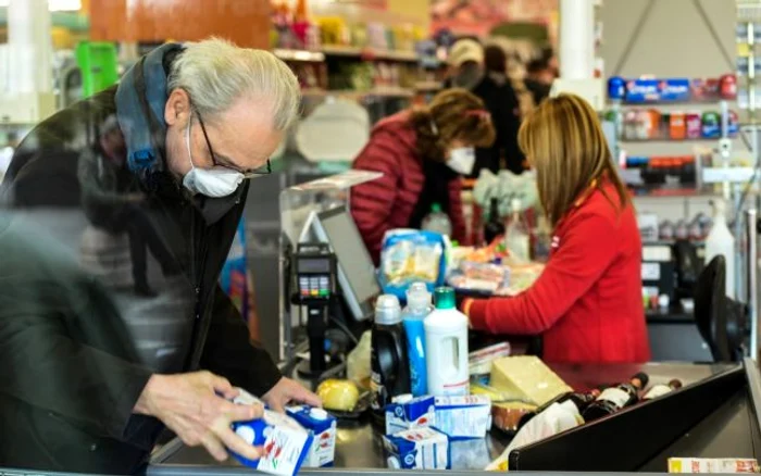 
    Oamenii sunt învăţaţi care sunt paşii pe care ar trebui să îi urmeze când îşi efectuează cumpărăturile pentru a nu se infecta cu COVID-19Foto: adevarul.ro  