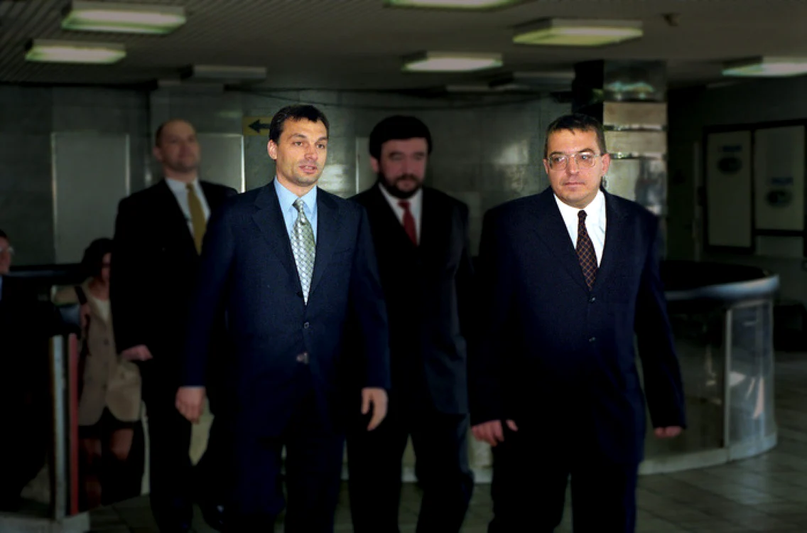 Viktor Orban, premierul Ungariei (stânga) ar fi fost informator comunist, susţine Lajos Simicska (dreapta) FOTO magyarinfo.blog.hu
