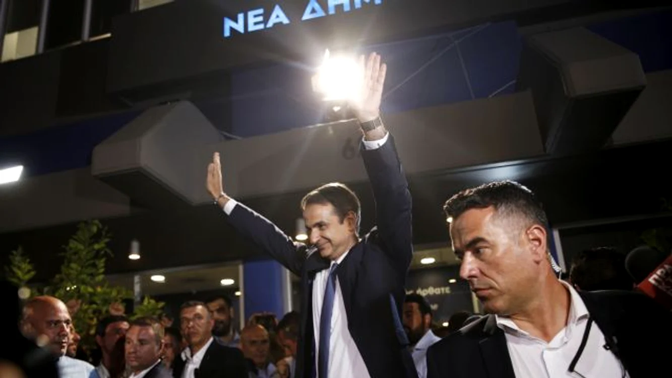 Kyriakos Mitsotakis, noul premier grec, salutându-si susţinătorii în faţa sediului partidului Noua Democraţie FOTO EPA-EFE