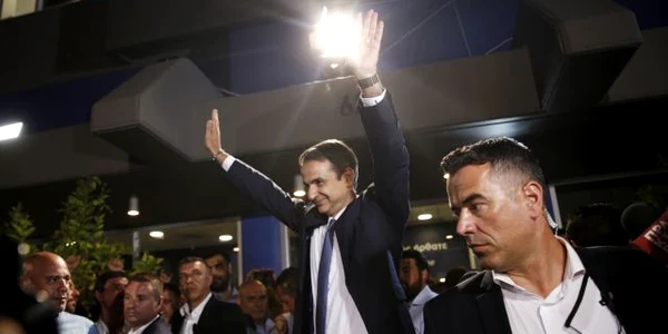 Kyriakos Mitsotakis salutandu-si sustinatorii in fata sediului partidului Noua Democratie FOTO EPA-EFE
