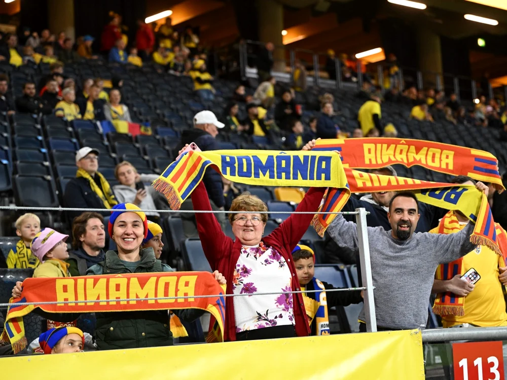 Pe stadionul din Solna sunt 1.500 - 2.000 de suporteri români