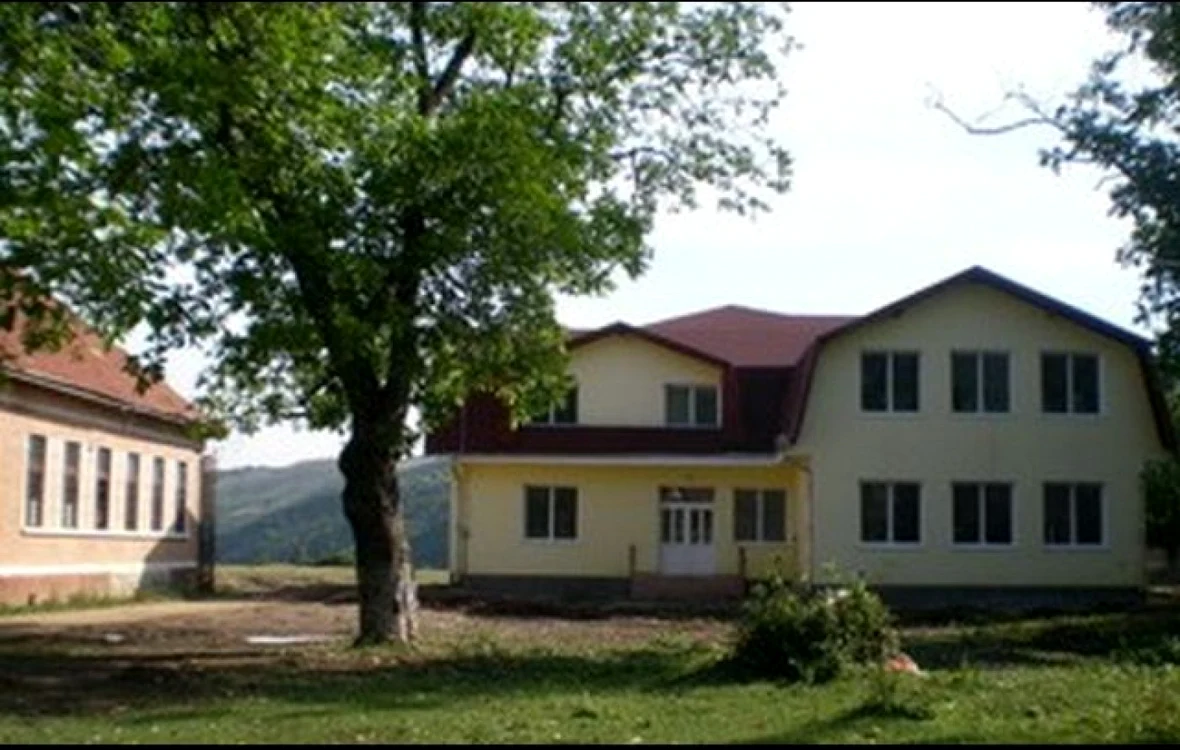 Bătaia dintre fostul elev şi profesor a avut loc în curtea şcolii. FOTO: Arhivă