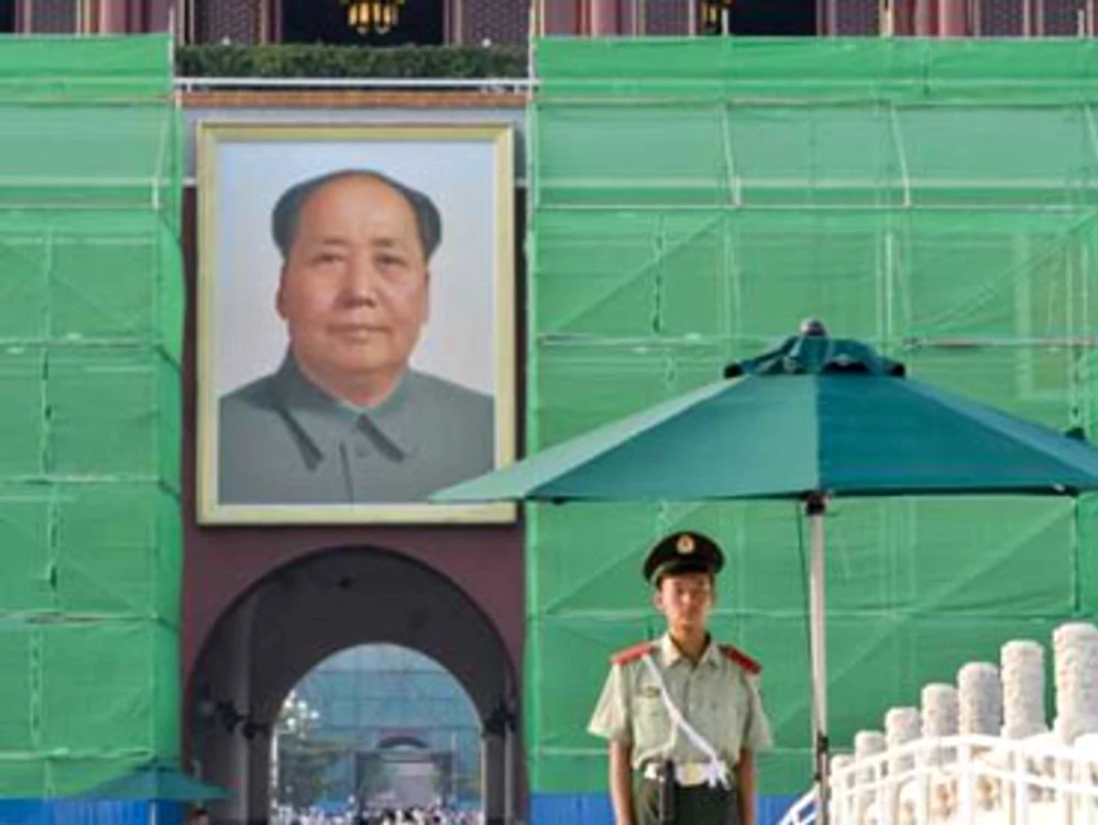 VIDEO Chinezii îi spală imginea lui Mao Zedong într-un film îmbâcsit cu staruri
