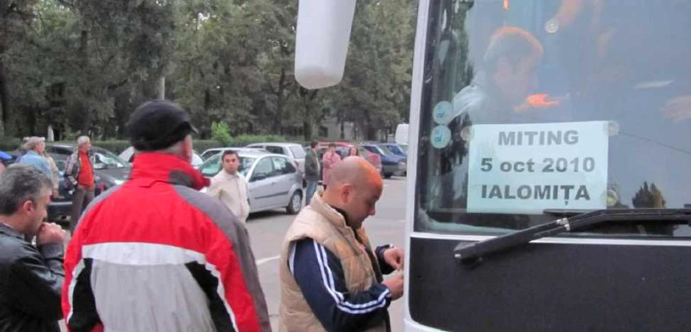 Sindicaliştii au plecat în zorii zilei spre Bucureşti, pentru a protesta alături de colegii lor foto: M.I.