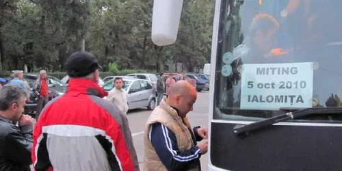 Sindicaliştii au plecat în zorii zilei spre Bucureşti, pentru a protesta alături de colegii lor foto: M.I.