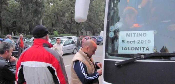 Sindicaliştii au plecat în zorii zilei spre Bucureşti, pentru a protesta alături de colegii lor foto: M.I.