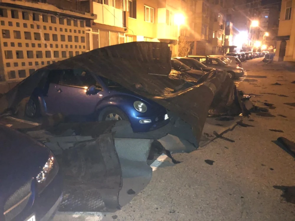 Acoperişurile luate de vânt au picat peste mai multe maşini FOTO ISU Neamţ