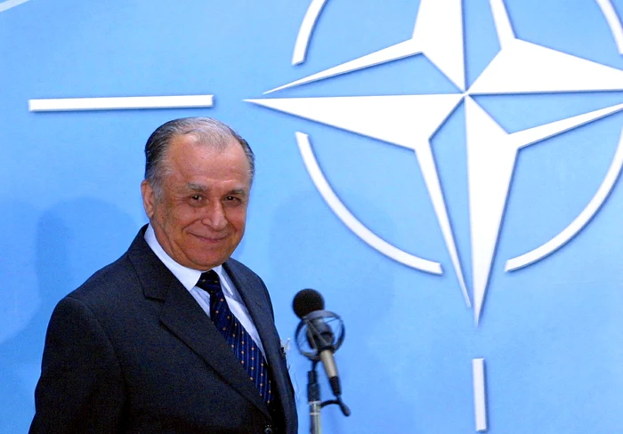România a fost acceptată în NATO în ultimul mandat al lui Ion Iliescu (2000-2004). FOTO: AFP