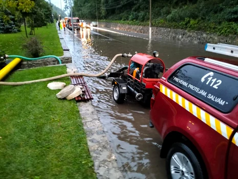 Carosabilul DN7 - E81 de lângă parcul cu cai din Călimănești Vâlcea inundat Foto ISU Vâlcea jpeg