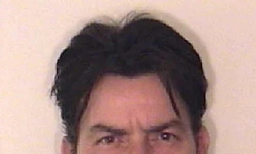 Charlie Sheen a fost certat cu legea de mai multe ori şi este cunoscut pentru abuzul de droguri şi alcool  jpeg