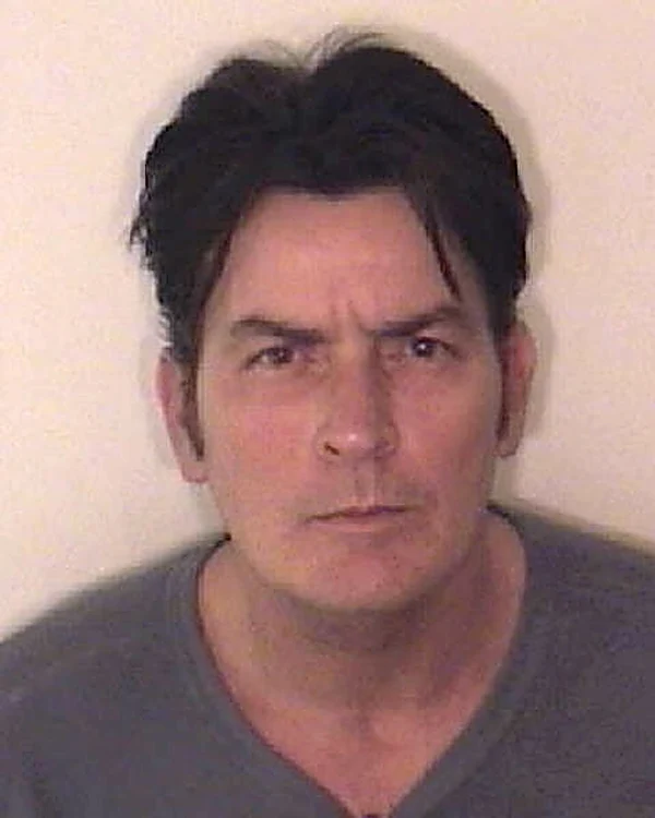 Charlie Sheen a fost certat cu legea de mai multe ori şi este cunoscut pentru abuzul de droguri şi alcool.