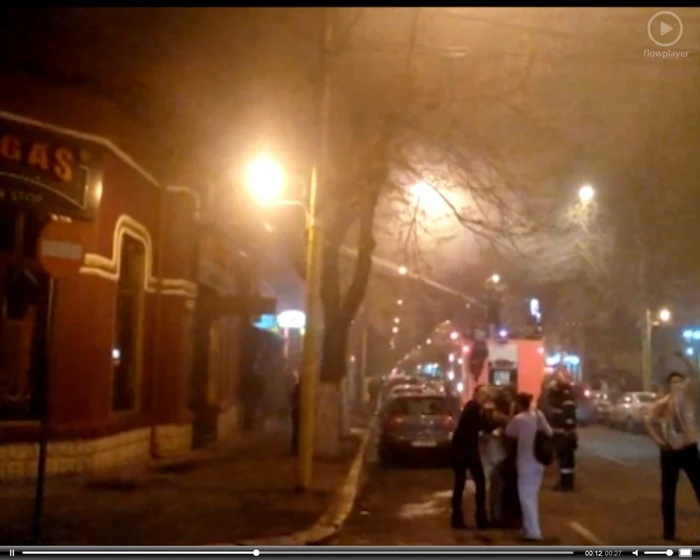 Tânăra a fost ajutată de cei care se aflau în zonă (captură România Tv)